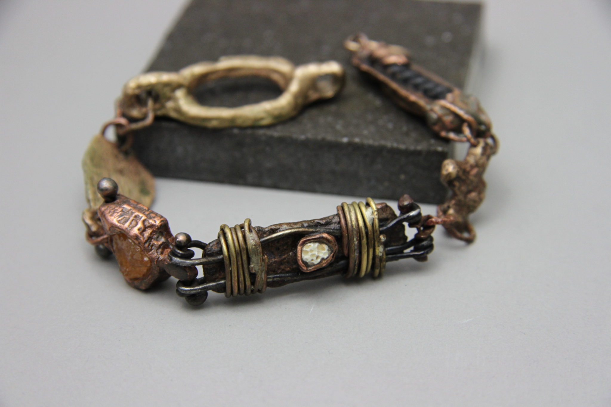 "Materico" Bracciale artigianale in Bronzo con rame,ferro,ottone,cemento,opale. Fatto a mano