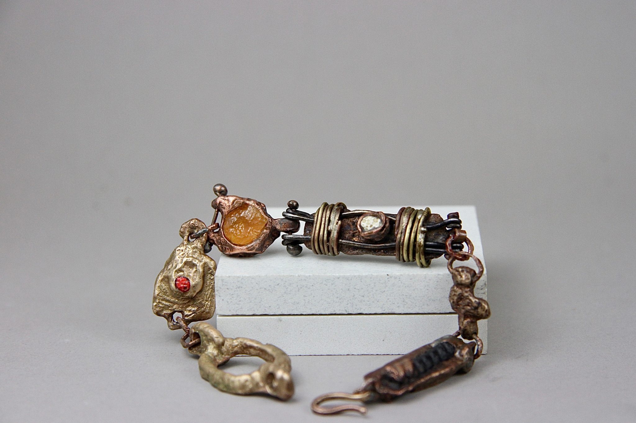 IMG_0108 "Materico" Bracciale artigianale in Bronzo con rame,ferro,ottone,cemento,opale. Fatto a mano
