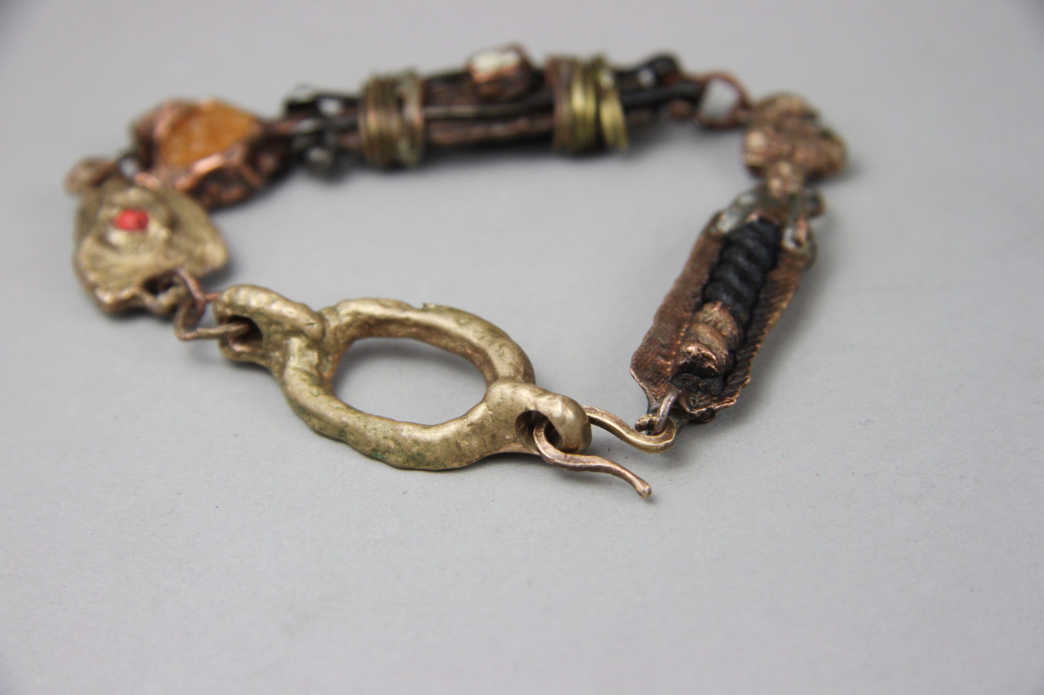 IMG_0112 "Materico" Bracciale artigianale in Bronzo con rame,ferro,ottone,cemento,opale. Fatto a mano