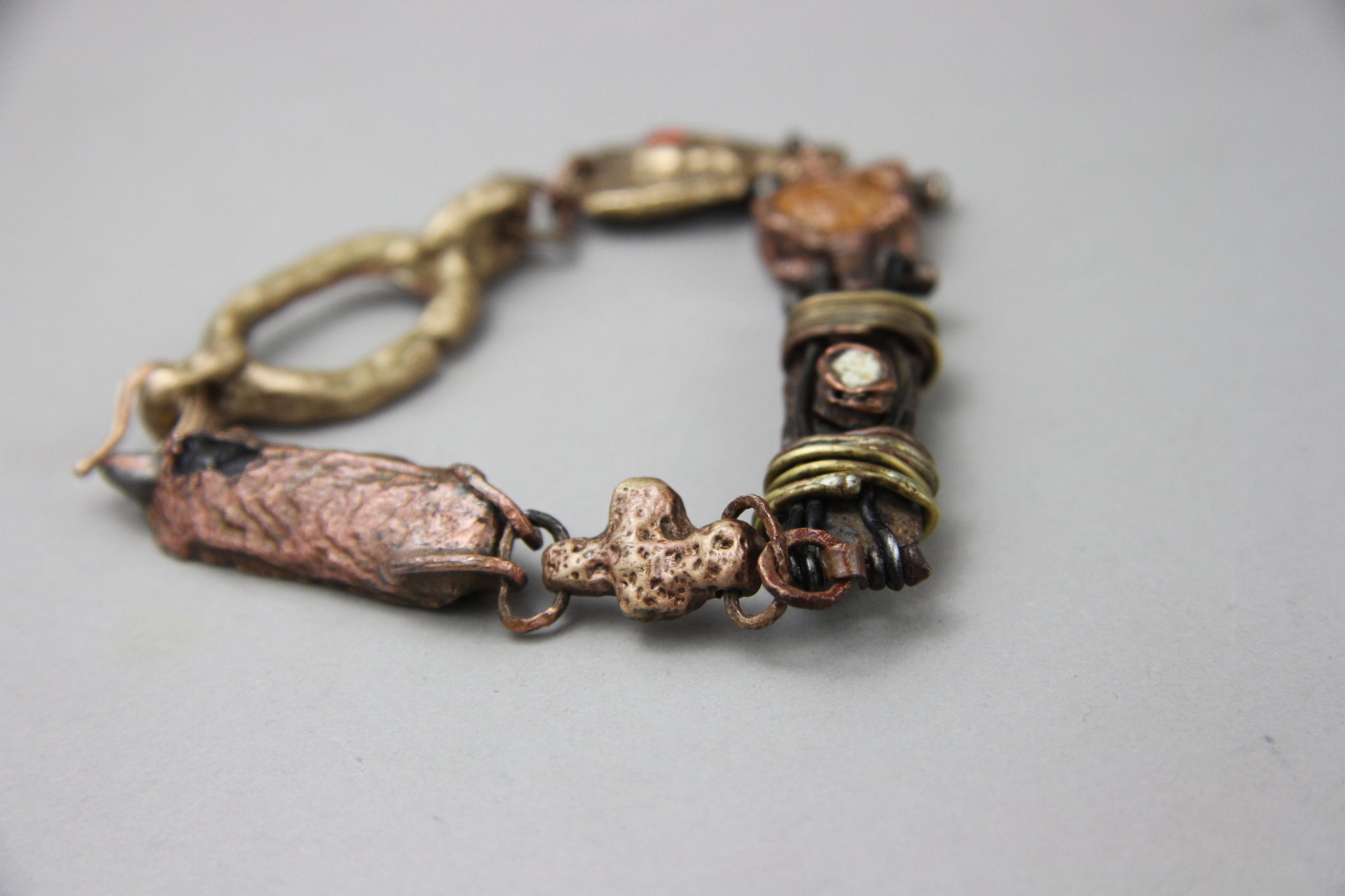 IMG_0114 "Materico" Bracciale artigianale in Bronzo con rame,ferro,ottone,cemento,opale. Fatto a mano