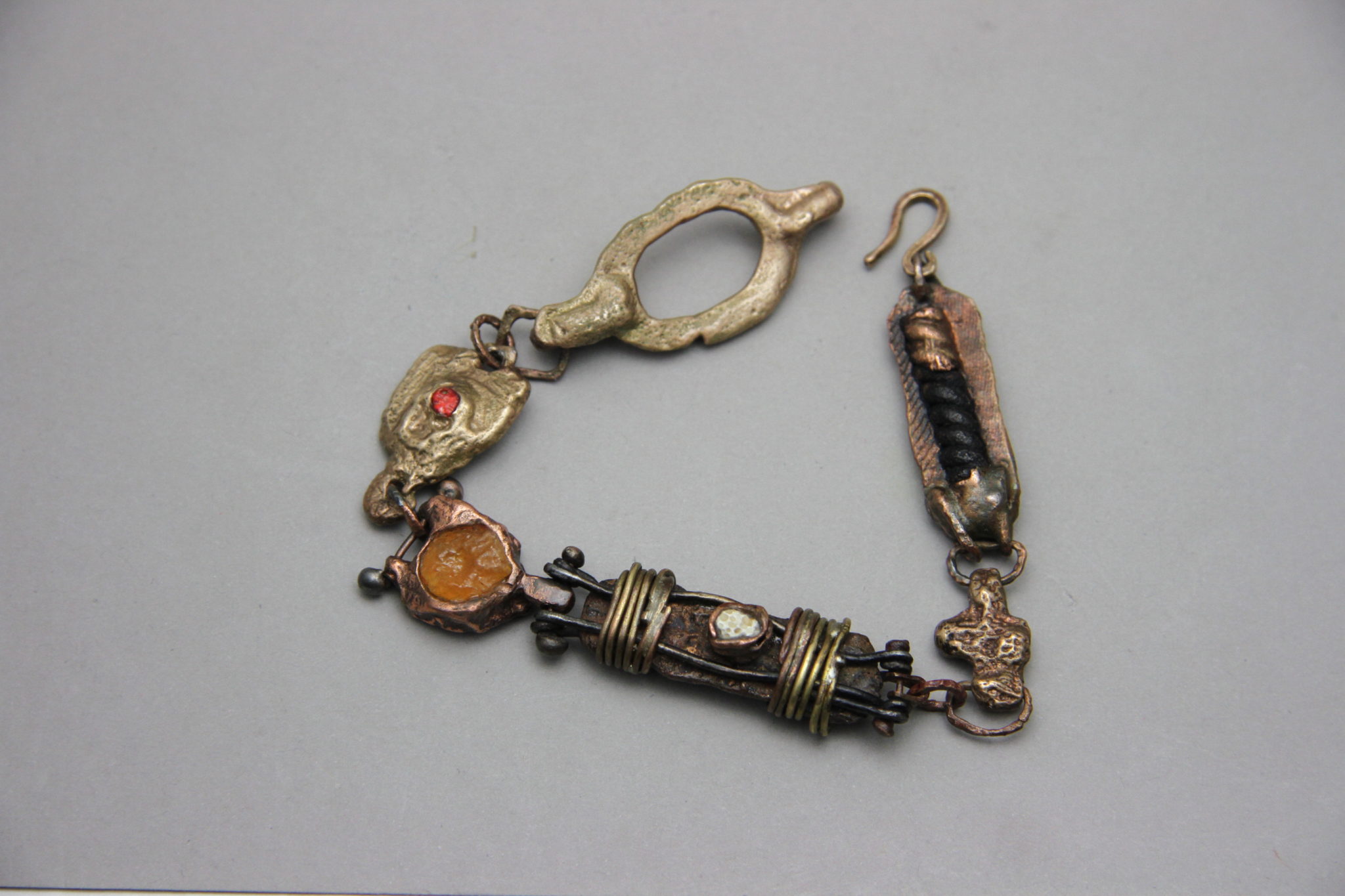 IMG_0399 "Materico" Bracciale artigianale in Bronzo con rame,ferro,ottone,cemento,opale. Fatto a mano