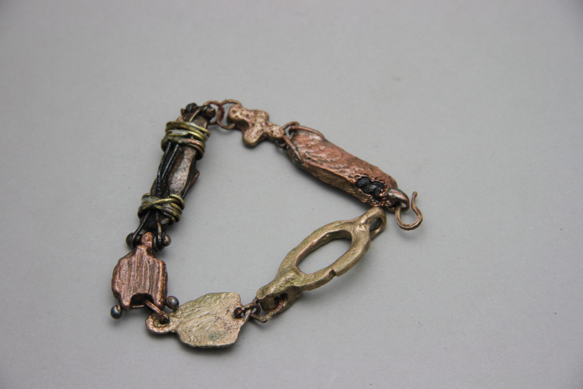 IMG_0403 "Materico" Bracciale artigianale in Bronzo con rame,ferro,ottone,cemento,opale. Fatto a mano