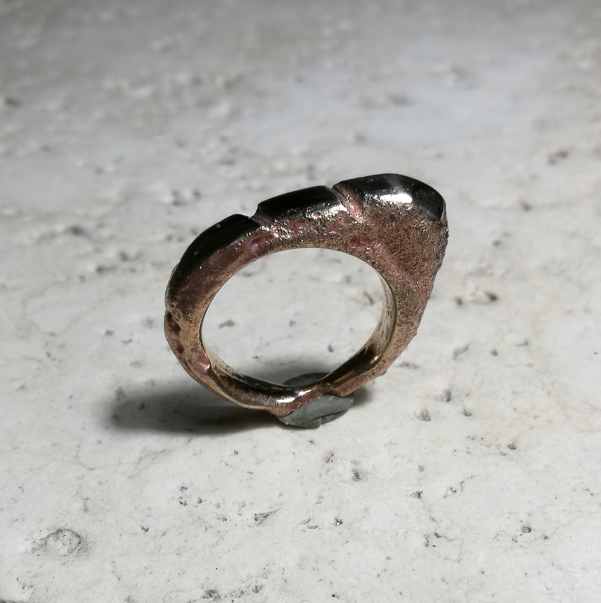 "Riflessi su Marte" Anello donna artigianale fatto a mano in Bronzo brunito e scorie