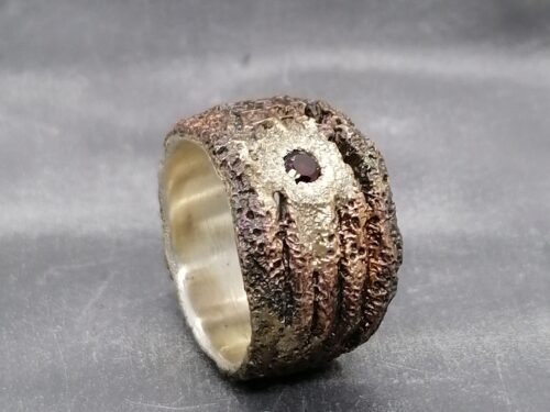 Anello Nudo e Crudo in Bronzo, Argento e Granato